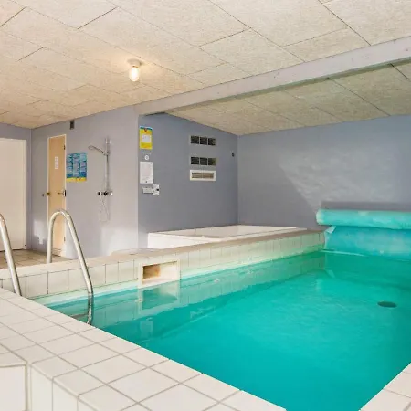 Five-bedroom Holiday In 1 *